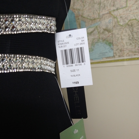 Black evening gown - Picture 6 of 7